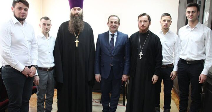 Directorul Institutului de Medicină Urgentă din Chişinău a fost colindat de preoţii de spital şi grupul coral Gnosis