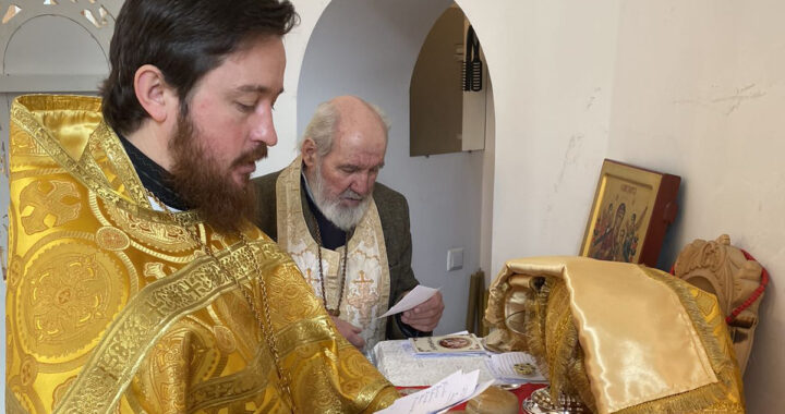 Pomenește-i Doamne pe robii Tăi! Sfânta și Dumnezeiasca Liturghie în ziua pomenirii †) Sfinţilor Trei Ierarhi: Vasile cel Mare, Grigorie Teologul şi Ioan Gură de Aur; Sf. Sfinţit Mc. Ipolit, Episcopul Romei