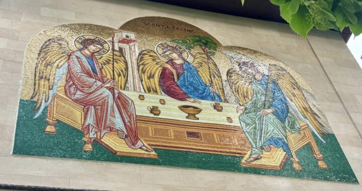 O icoană unicală a Preasfintei Treimi realizată în mozaic a fost montată la biserica Sf. Spiridon al Trimitundei