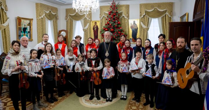 Colindătorii bisericii „Sfântul Ierarh Spiridon al Trimitundei” l-au colindat pe Întâistătătorul Bisericii Ortodoxe din Moldova