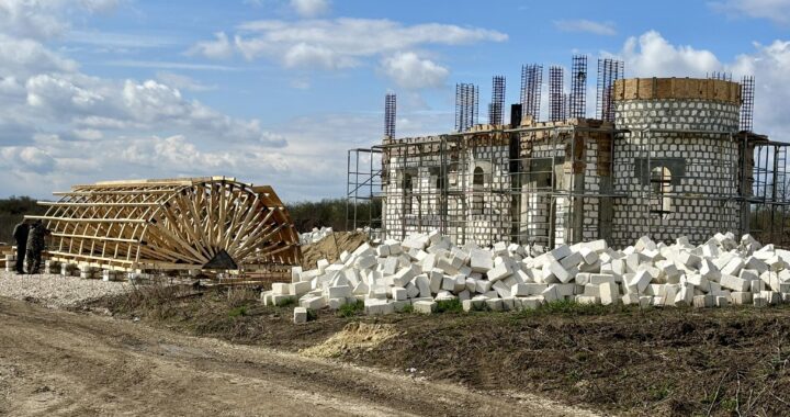 Parohia „Sfântul Spiridon al Trimitundei” se implică cu dragoste și ajută la zidirea bisericii închinate Sfântului Sofian Boghiu, la Cuconeștii Vechi