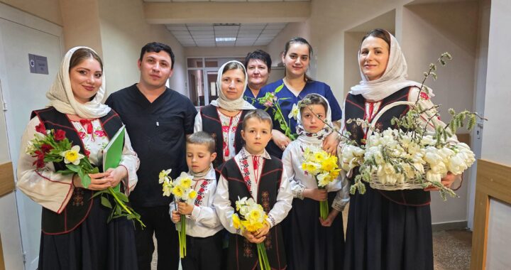 Duminica Floriilor la Biserica „Sfântul Spiridon”. Corul bisericii a adus mângâiere pacienților și personalului medical