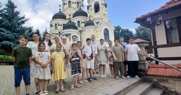 Copiii din cadrul Taberei de Vară a Parohiei „Sfântul Spiridon” au participat la un pelerinaj de suflet la sfintele mănăstiri din țară